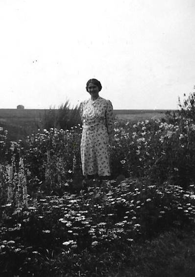 A black and white photo of a building

Description automatically generated